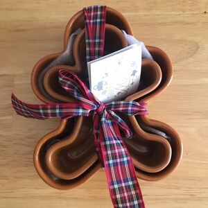 NWT GINGERBREAD RAMEKIN SET